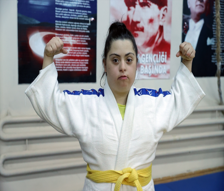 Down sendromlu milli judocu Bengi Aleyna, sampiyonluk hayaliyle çalisiyor:Cihan Demirci- "2024 Trisome Oyunlari'nda birinci olmak ve Türkiye'yi dünyada temsil etmek istiyorum. 'Durmak yok yola devam.' diyerek çalismalarimi sürdürüyorum"
 