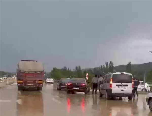 Ankara-Konya-Aksaray kara yolunda dolu yağışı trafiği felç etti!