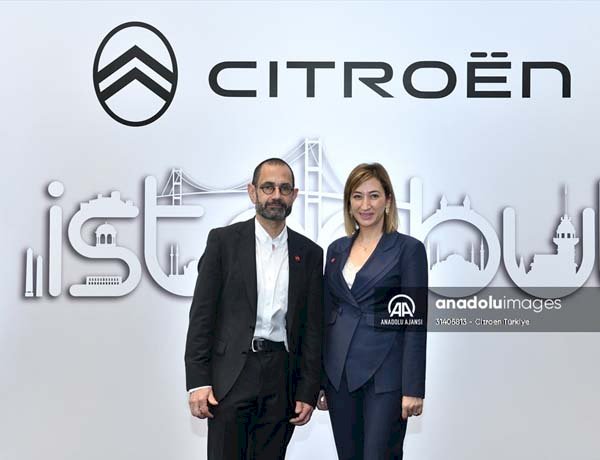 Citroen Üst Yöneticisi Thierry Koskas, Türkiye'de otomotiv basiniyla bulustu:Abdulselam Durdak-"Türkiye bizim için ikinci en büyük pazar. Bu demektir ki biz Türkiye'ye hacim ve tahsis açisindan ikinci büyüklükteki pazara nasil davranilirsa öyle davranacagiz. Yani Fransa'dan sonra bizim en çok araç saglayacagimiz, en çok hizmet edecegimiz pazar olacaktir"-"(Türkiye'de üretim konusu) Çok uzun konusmayacagim bu konuda. Hafif ticari araç üretimi yapilabilir diye karar verilmisti. 'Citroen'in yarari