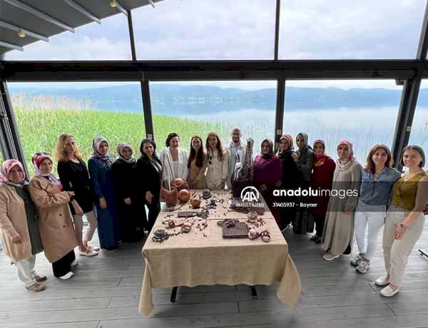 Ev kadinlarinin el emeginin moda ile bulustugu çantalar Boyner'deUgur Aslanhan- Boyner, Sakarya Akyazi'da yasayan 60 ev kadini ile hayata geçirdigi proje kapsaminda, ahsap boncuklarla tasarlanan ve 8 farkli modelde üretilen çantalari satisa sundu