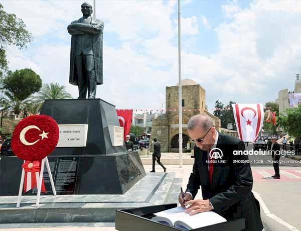 Cumhurbaskani Erdogan, Lefkosa Atatürk Aniti'ni ziyaret etti:Zafer Fatih Beyaz,Mehmet Kemal Firik- "Yeni dönemimizde de Türkiye Yüzyili vizyonuyla Kibris Türkü kardeslerimize karsi sorumluluklarimizi yerine getirecegiz"