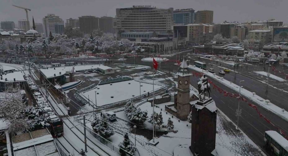 Kayseri’de eğitime kar engelli