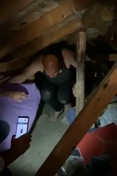 Farklı suçlardan aranan şahıs çatı katında yakalandı 