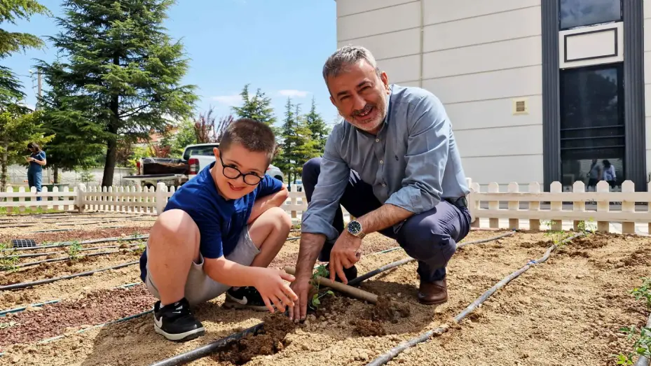 Özel Çocuklar Fideleri Toprakla Buluşturdu