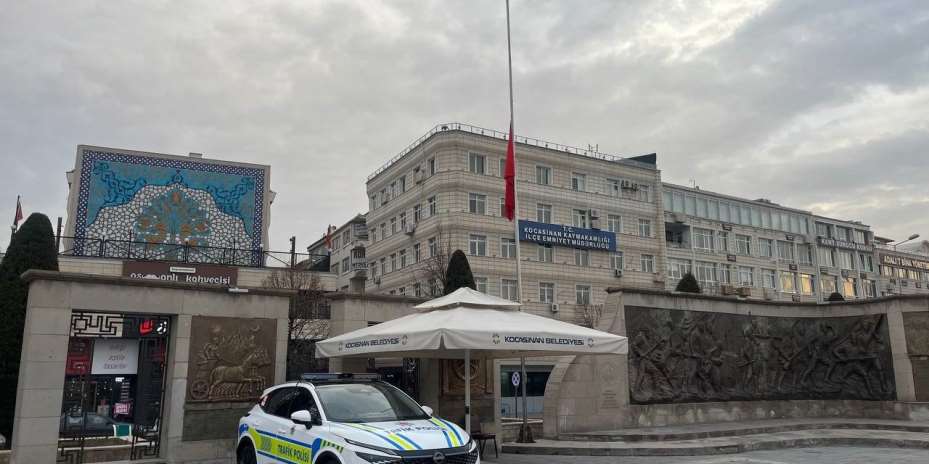 Kentlerde bayraklar yarıya indirildi