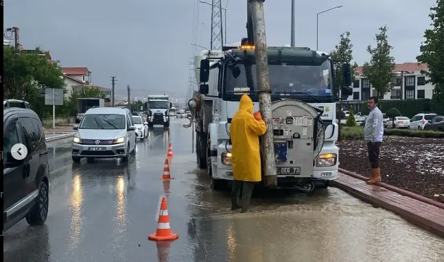 Ani Yağış Konya’yı Vurdu: Trafik ve Ulaşımda Aksamalar