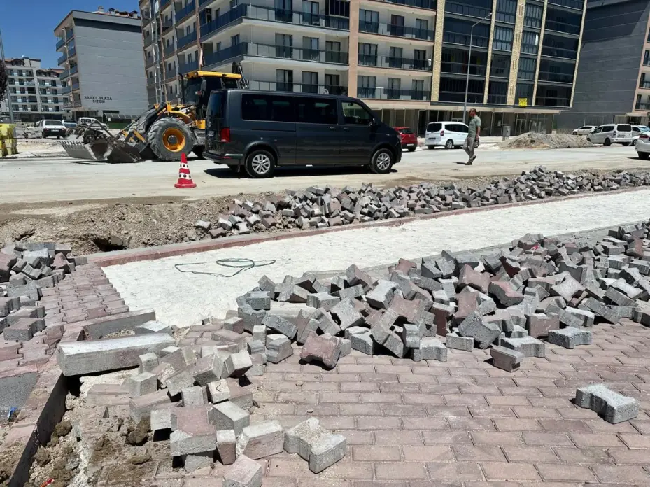Karatay'da Yol ve Kaldırım Çalışmaları Tüm Hızıyla Devam Ediyor