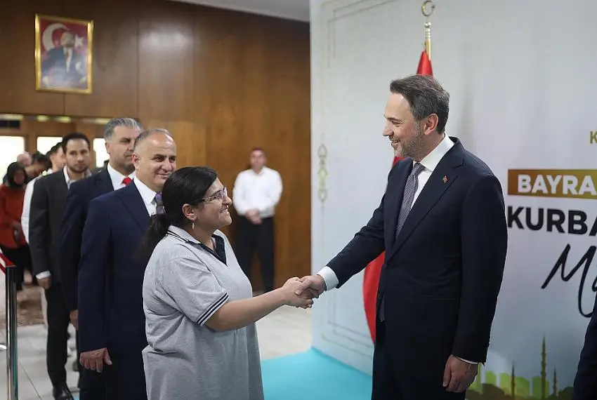 Bakan Bayraktar personel ile bayramlaştı