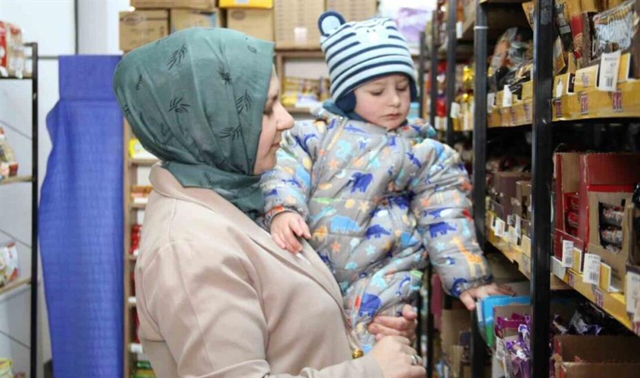 Azimli anne devlet desteği ile açtığı marketi işletip bebeğini reyonlar arasında büyüttü