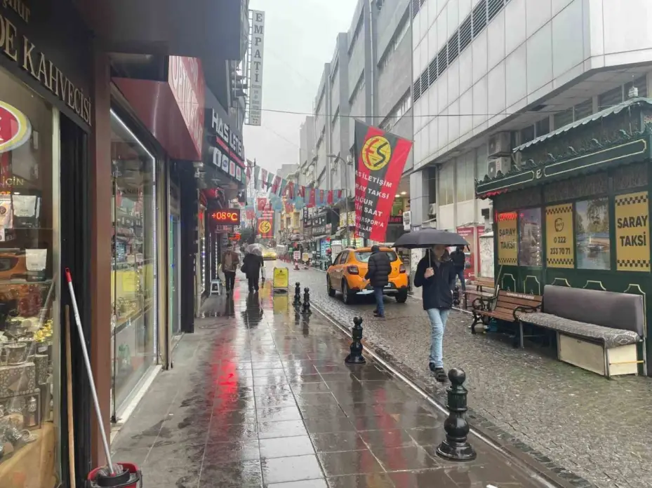 Eskişehir’de yağmur vatandaşlara zor anlar yaşattı