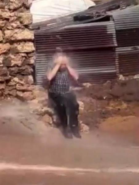 Sıcaktan bunaldı, yağmuru fırsat bilip adeta banyo yaptı
