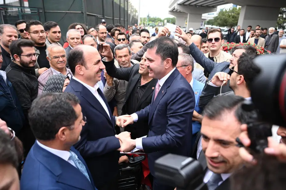 Bakan Kurum Türbeönü Çarşılarında Konyalılarla Kucaklaştı
