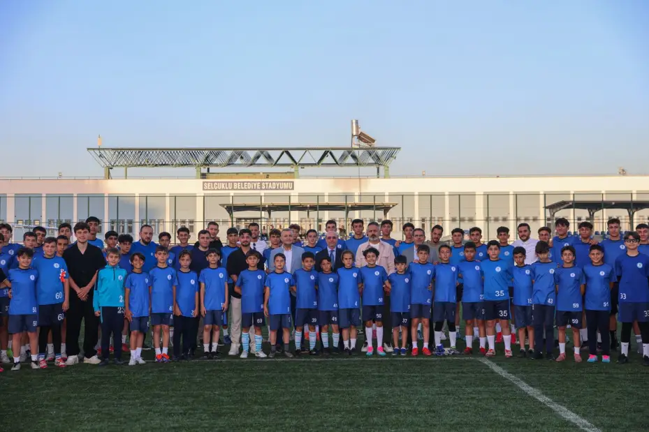 Konyasporlu Futbolculardan Selçuklu Belediyespor Kulübü U15 ve U17 Futbol Takımlarına Moral Ziyareti 