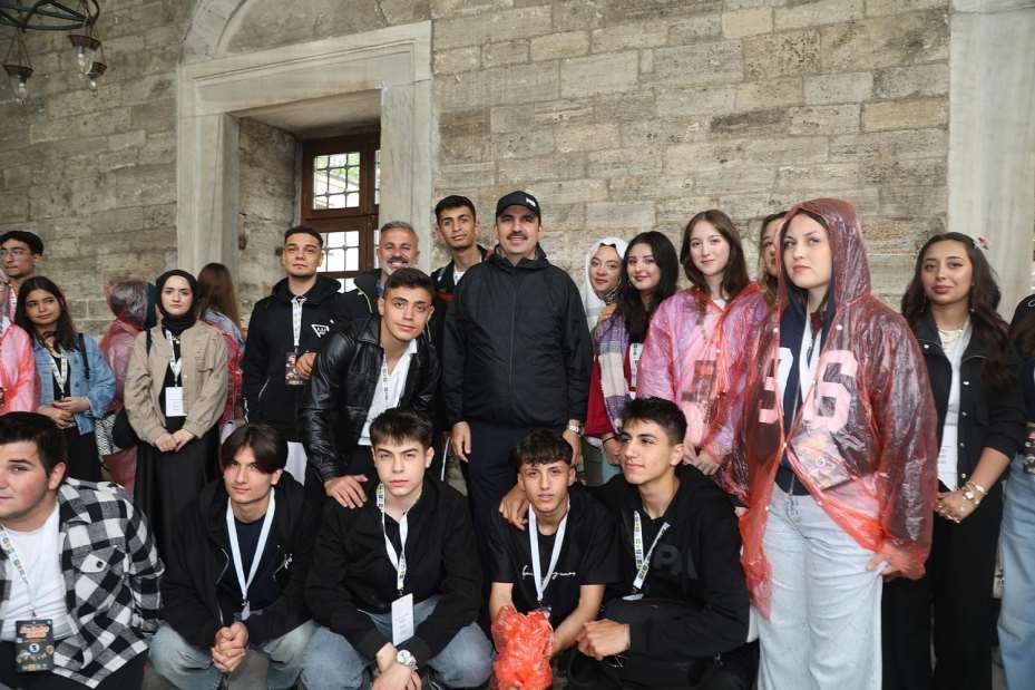 Başkan Altay YHT ile Günübirlik İstanbul Gezisine Katılan Öğrencilere Eşlik Etti