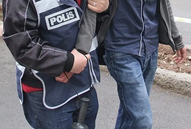 Isparta’da kendilerini polis olarak tanıtıp vatandaşı 478 bin TL dolandıran şüpheliler, Ankara’da yakalandı