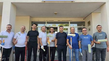 Eğitimciler fırçaları eline aldı, köy okulunu yeni döneme hazırladı