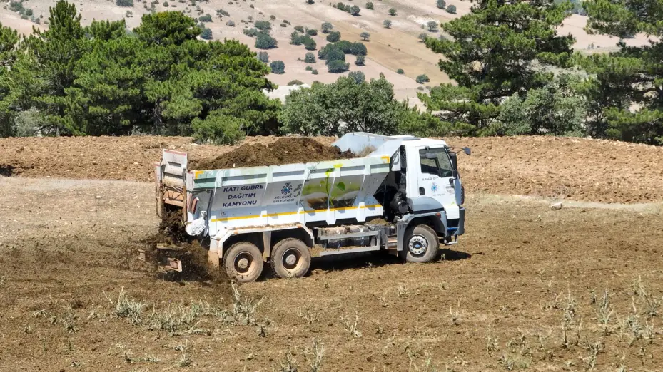 Selçuklu Belediyesi Üreticilere Kamyon Üzeri Gübre Dağıtım Makinesi ile Kolaylık Sağlıyor 
