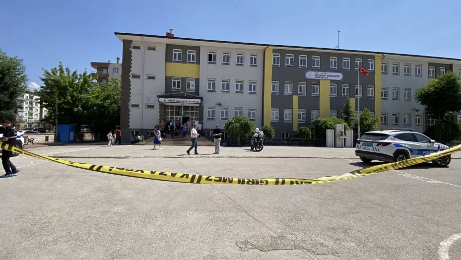 Konya'da bir öğretmen okulda uğradığı silahlı saldırıda hayatını kaybetti