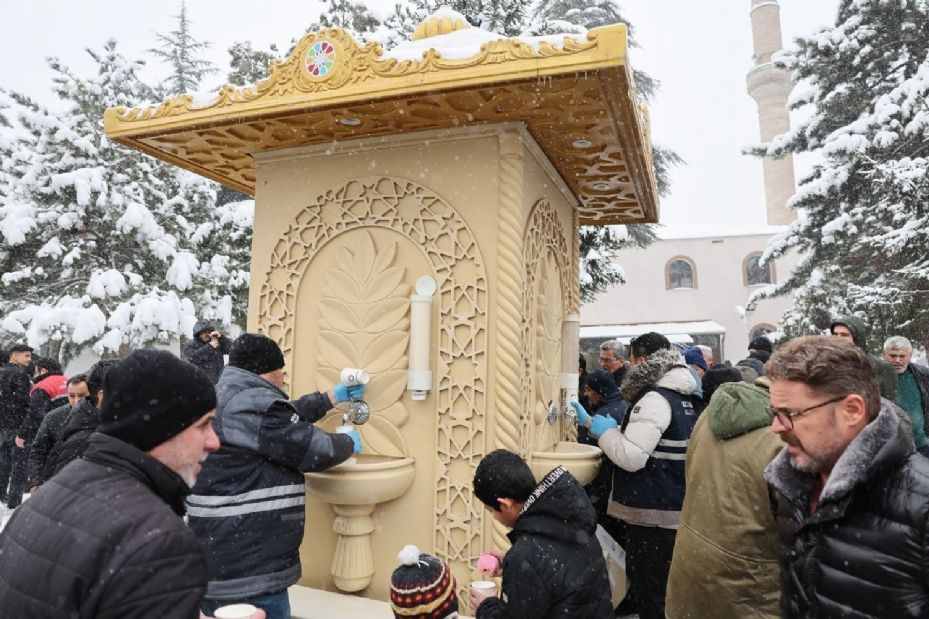 Kocasinan Belediyesi’nden soğuk havada salep ikramı