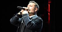 Oğuzhan Koç, Edirne konserinde sahne önünde sigara içen kişiye tepki gösterdi
