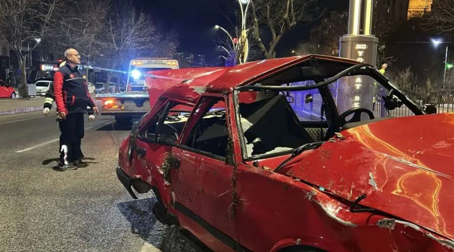 Yozgat’ta kontrolden çıkan otomobil üst geçide çarptı: 4 yaralı