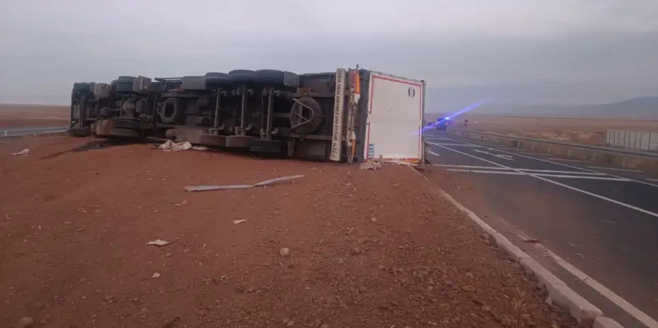 Aksaray’da tır devrildi: 1 yaralı