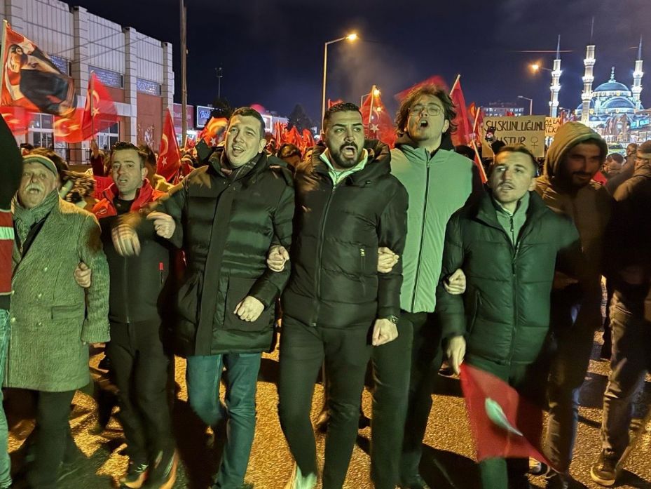 Ekrem İmamoğlu'nun Gözaltı Kararına Konya'da Protesto: CHP'liler Sokakta