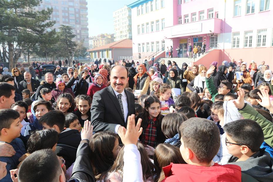 Başkan Altay Karne Heyecanı Yaşayan Öğrencileri Tebrik Etti