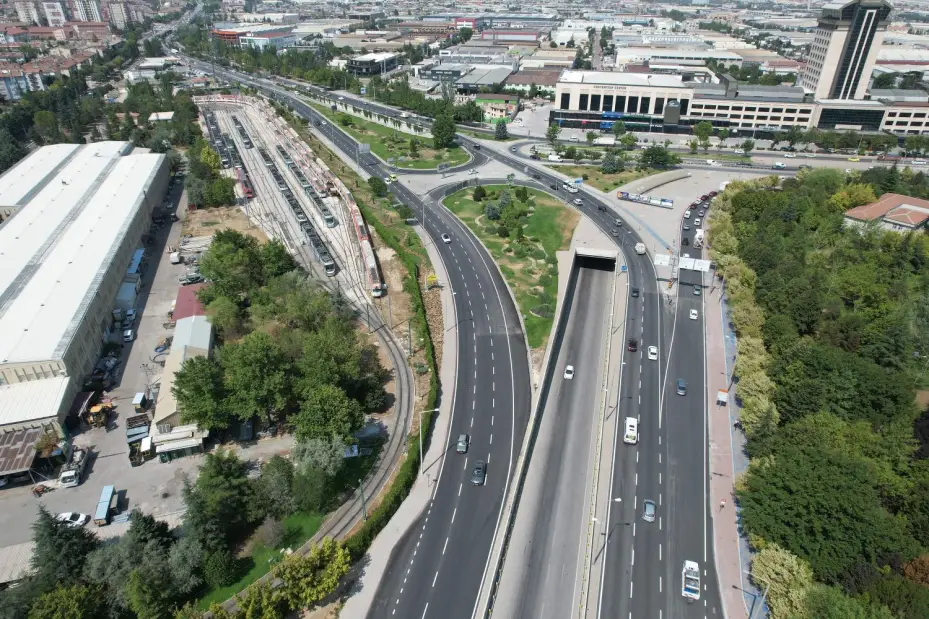Konya Büyükşehir Ahmet Yesevi Caddesi ve Sakarya Kavşağı'nda Yol Kalitesini Yükseltti