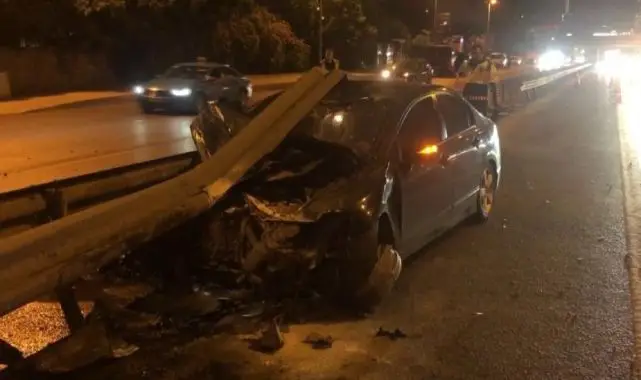 Kontrolden çıkan otomobil bariyere ok gibi saplandı