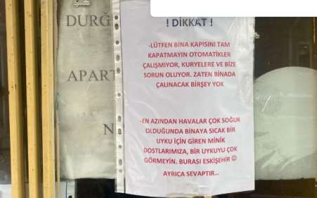 Apartman kapısına yapıştırılan ilginç yazı dikkat çekti