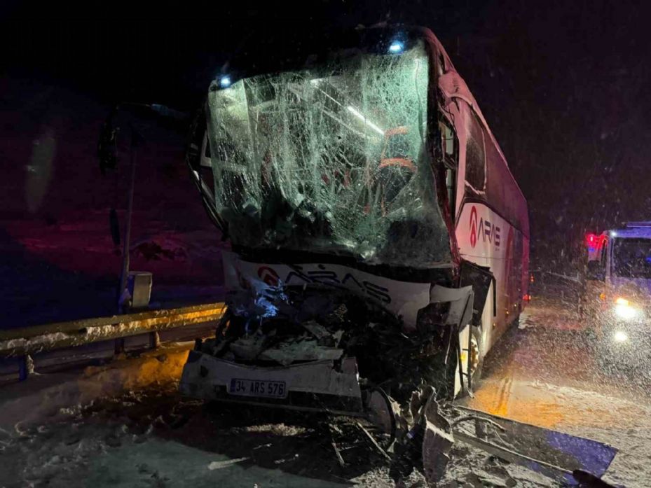 Tıra arkadan çarpan otobüs şoförü hayatını kaybetti, 13 yaralı