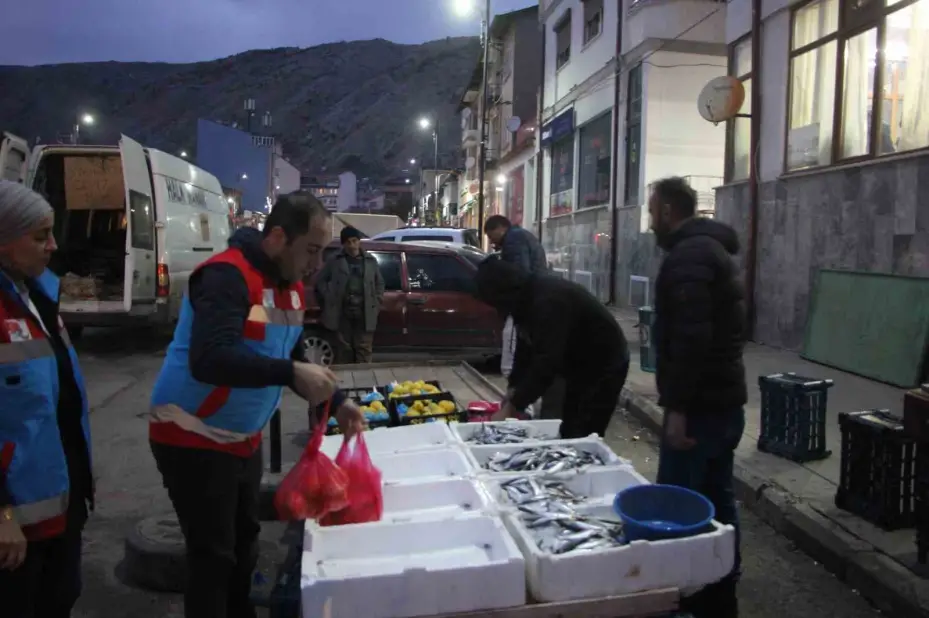 İstediği balığı alamayınca ağladı, hediye edilince sarılarak uzaklaştı