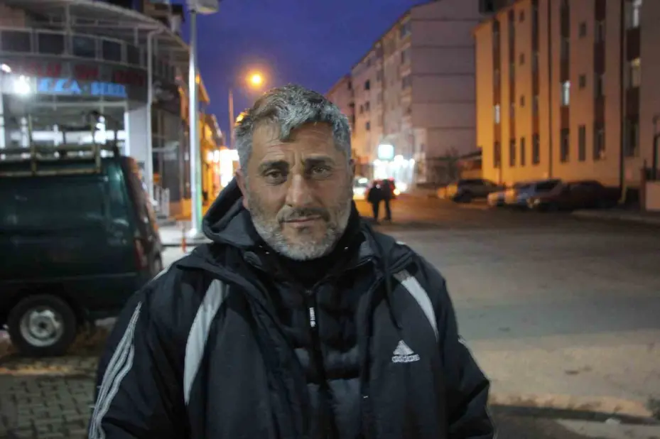 İstediği balığı alamayınca ağladı, hediye edilince sarılarak uzaklaştı