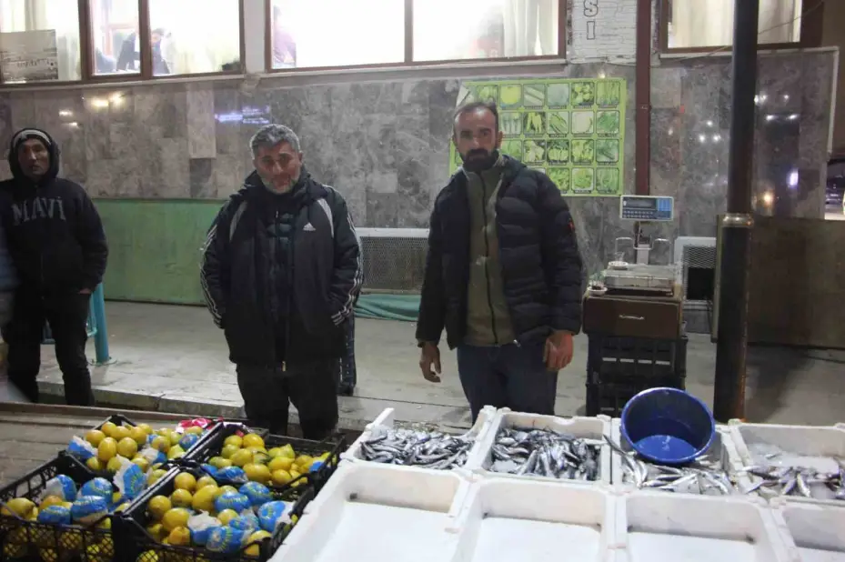 İstediği balığı alamayınca ağladı, hediye edilince sarılarak uzaklaştı