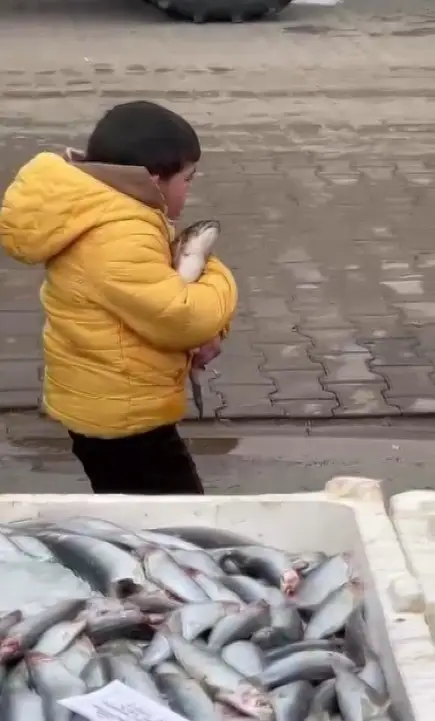 İstediği balığı alamayınca ağladı, hediye edilince sarılarak uzaklaştı