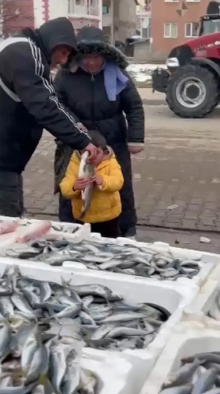 İstediği balığı alamayınca ağladı, hediye edilince sarılarak uzaklaştı