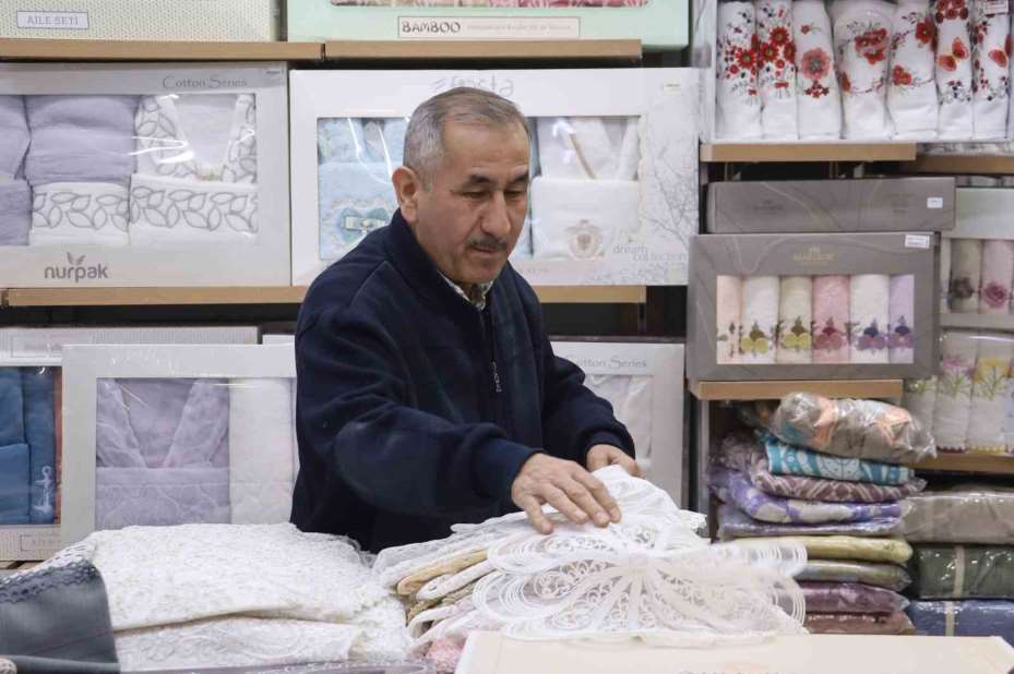 30 yıldır çeyizcilik yapan emekli imam: "İşimizi güzel yaptığımız sürece Allah bereketini veriyor"
