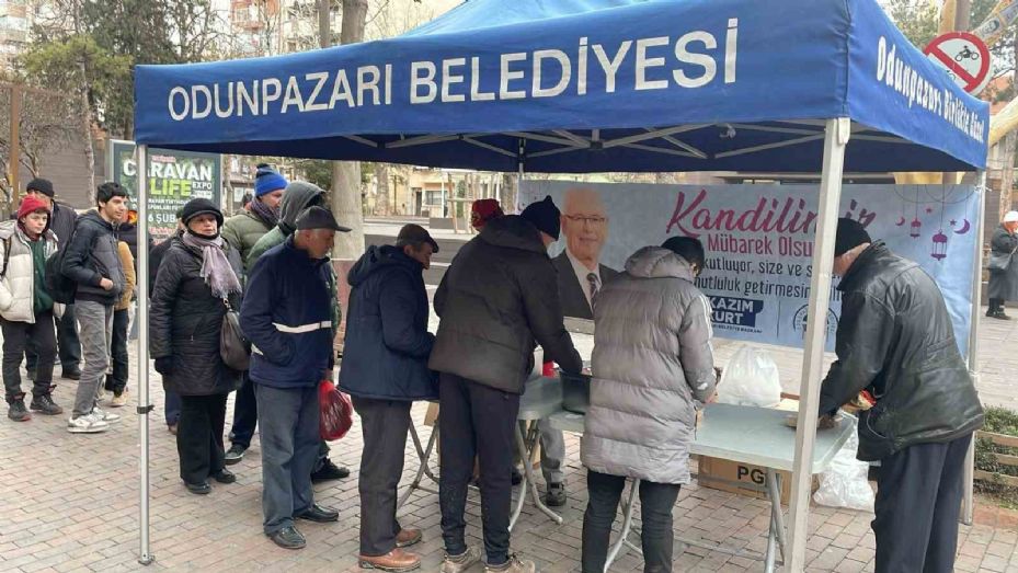 Odunpazarı Belediyesi’nden Berat Kandili’nde helva ikramı