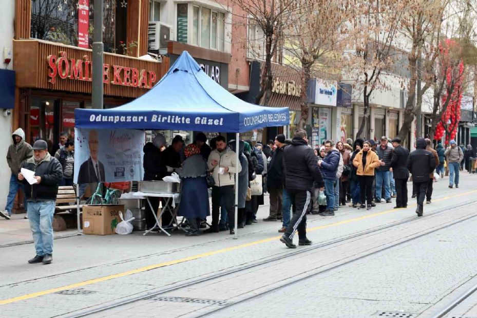 Odunpazarı Belediyesi’nden Berat Kandili’nde helva ikramı