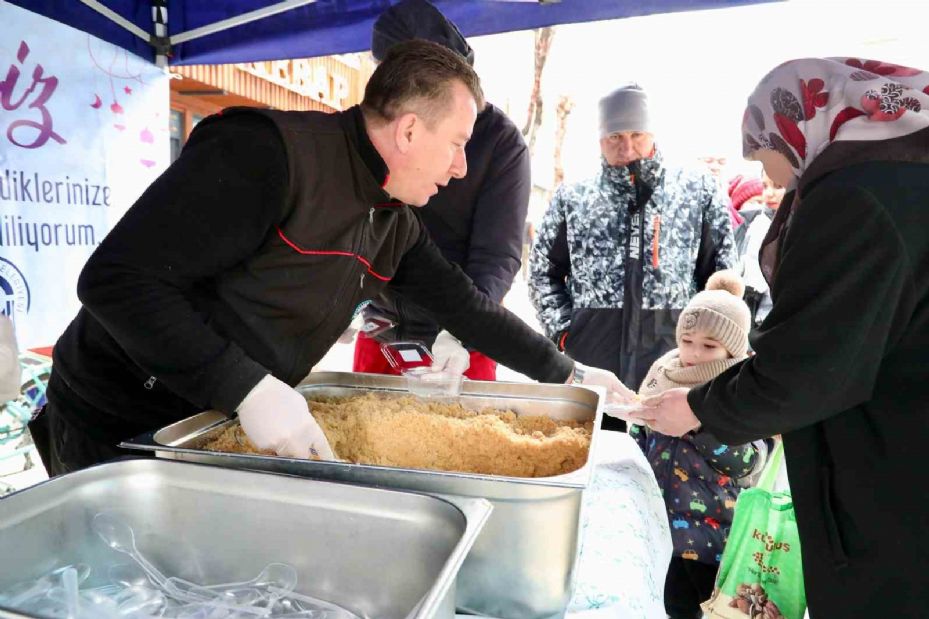 Odunpazarı Belediyesi’nden Berat Kandili’nde helva ikramı