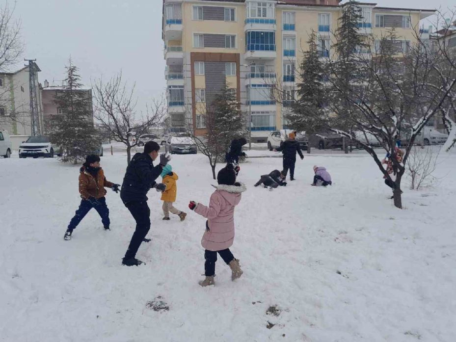 Çocukların kartopu sevinci