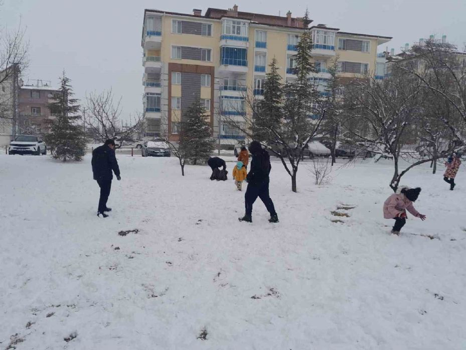 Çocukların kartopu sevinci