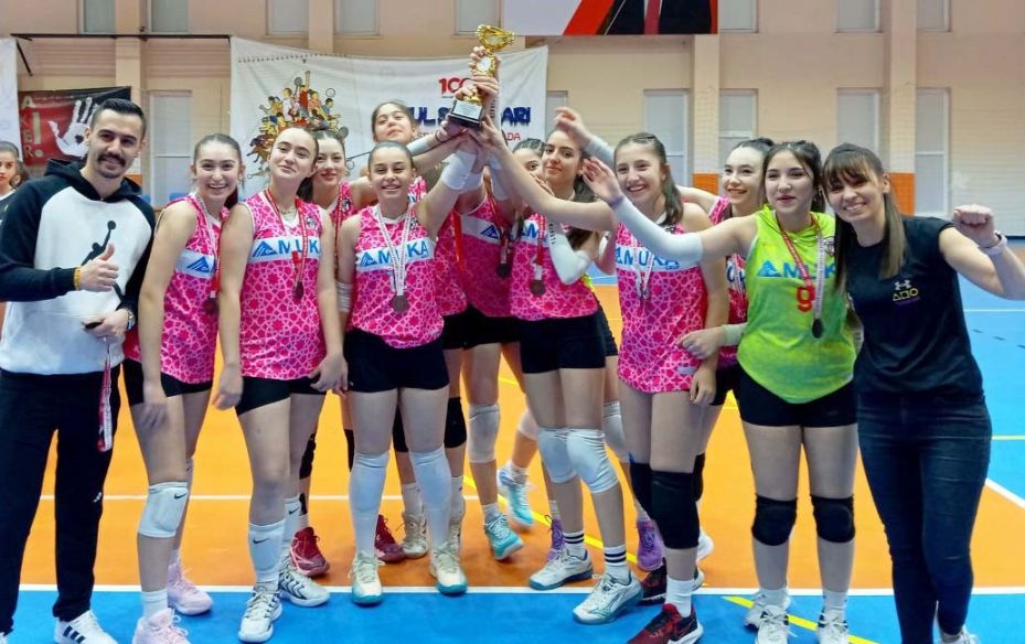 Kayseri Küçük Kızlar Voleybol Ligi’nde kupalar sahibini buldu