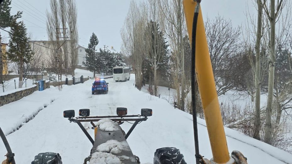 Sivas’ta yoğun kar ve tipi ulaşımda aksamalara neden oldu