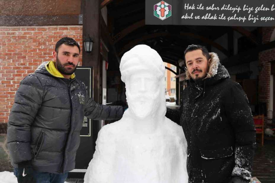 Âşık Ruhsati anısına ölüm yıl dönümünde kardan büstünü yaptılar