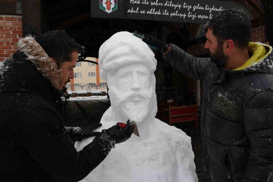 Âşık Ruhsati anısına ölüm yıl dönümünde kardan büstünü yaptılar