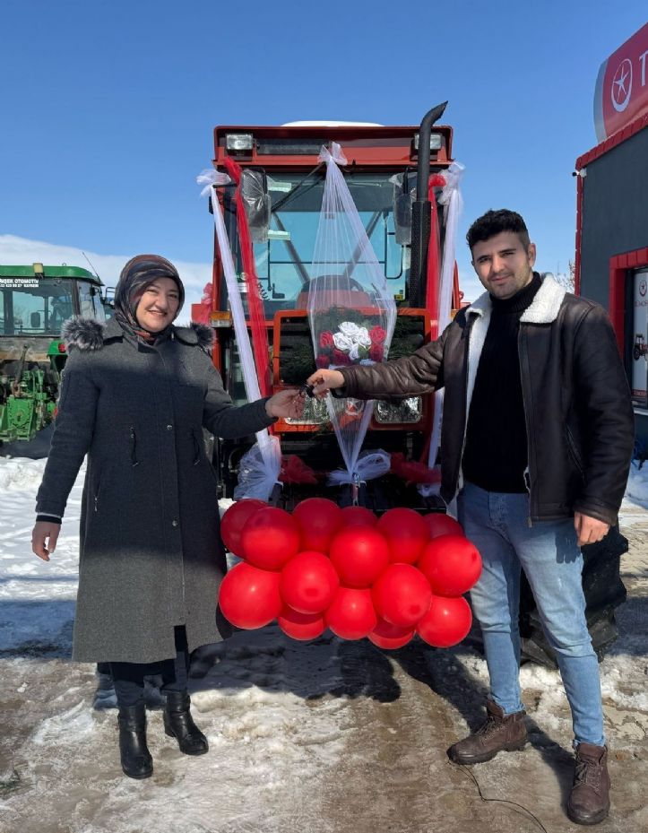 ’Ana gibi yar olmaz’ dedi, Sevgililer Günü’nde annesine traktör hediye etti