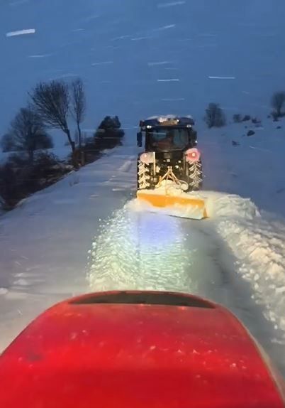 ‘Her şeyi devletten beklemek olmaz’ dedi, şarkılar eşliğinde köy yolunu açtı