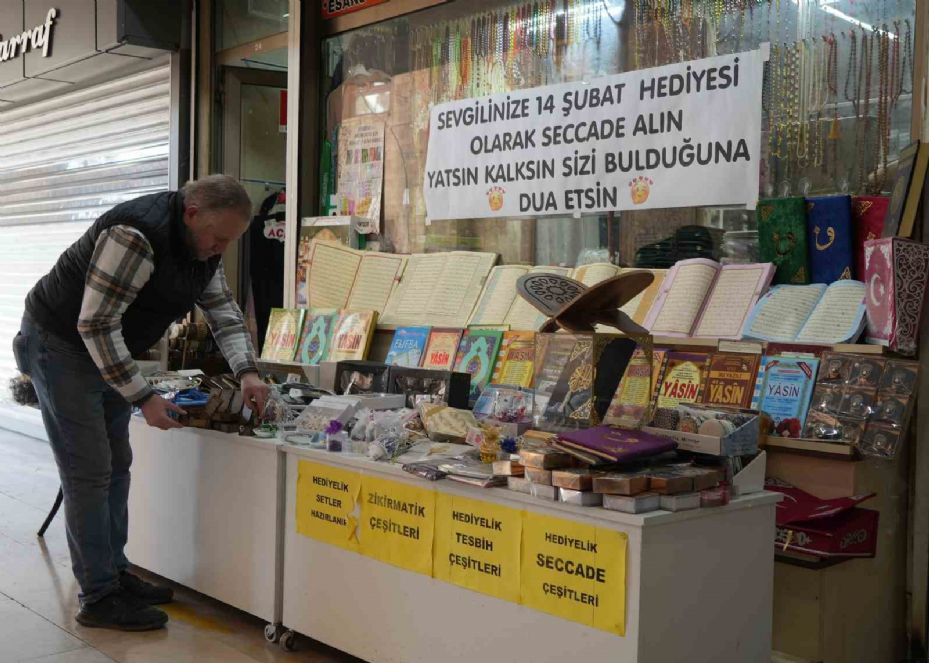 Esnaftan dikkat çeken Sevgililer Günü’ne özel hediye önerisi: "Yatsın kalksın sizi bulduğuna dua etsin"